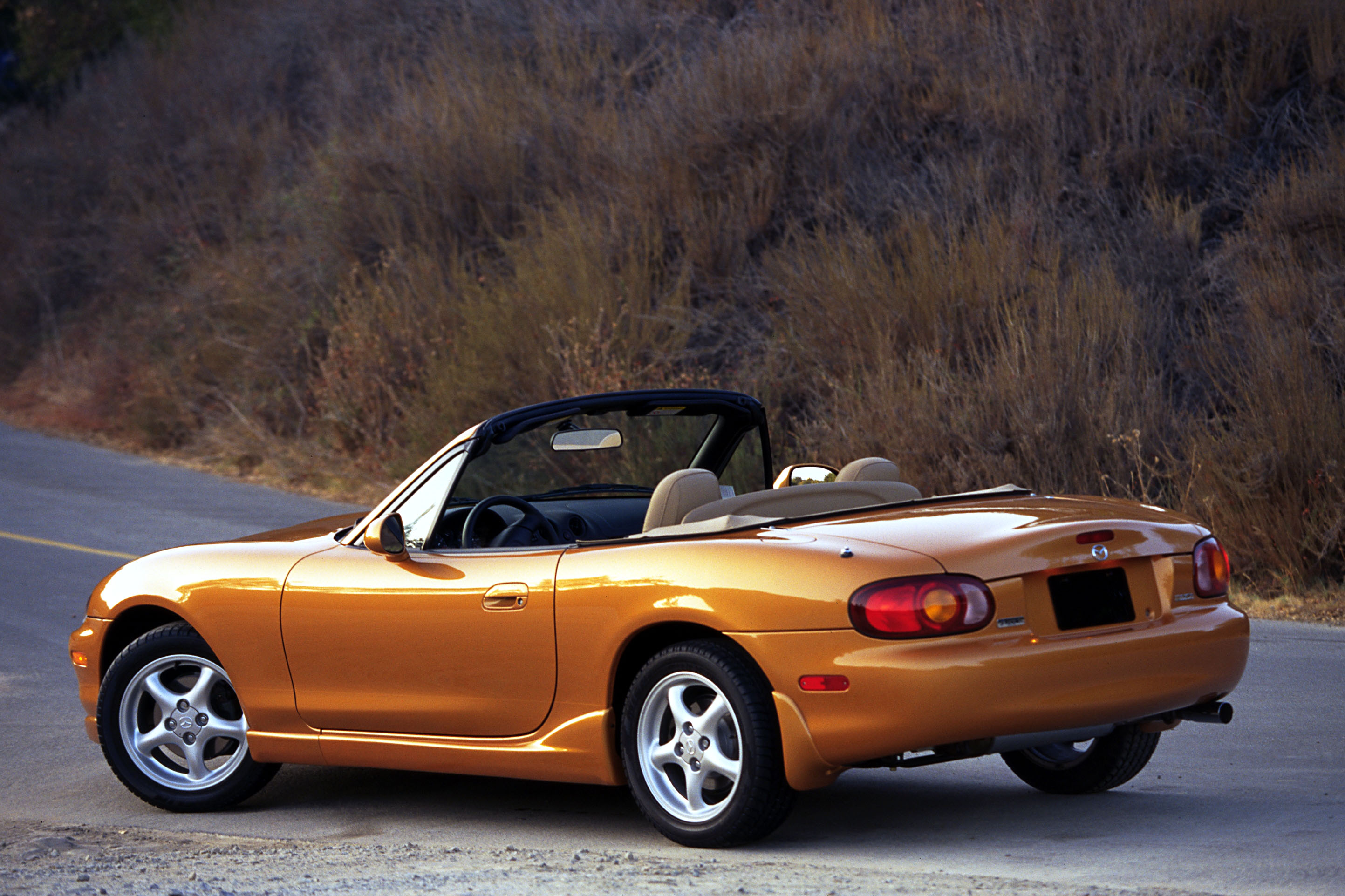 Мазда Miata 2000